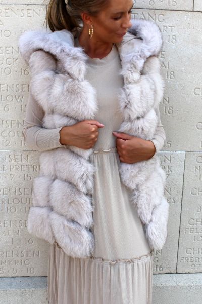 By Baunbaek -Pels vest med hætte - Nude fox