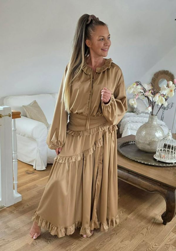 Mochy lang kjole med flæser 12707 camel