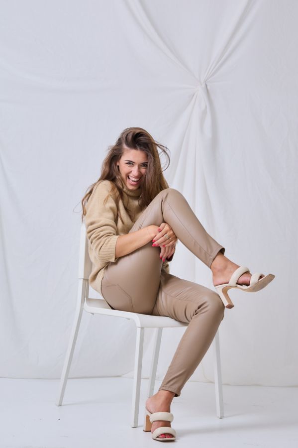 Ana & Lucy coated push up pants 6826 beige